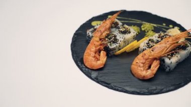 Suşi yemek beyaz arka planda 4k