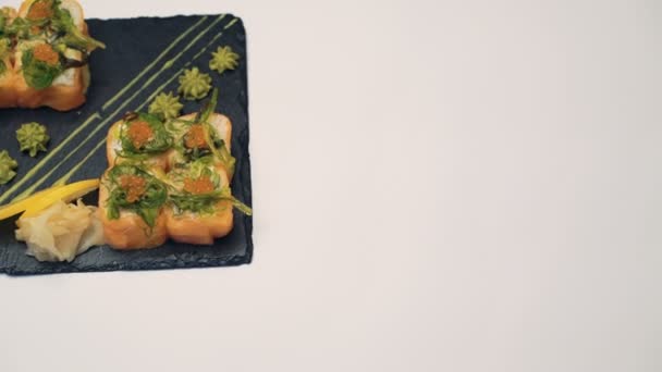 Суши блюдо на белом фоне 4K — стоковое видео
