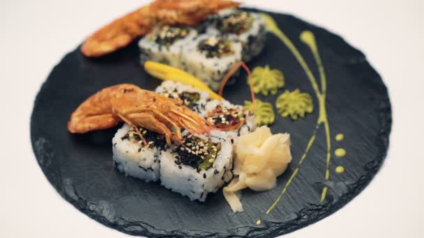 Plato de sushi sobre fondo blanco 4K — Vídeo de stock