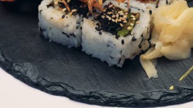 Suşi yemek beyaz arka plan üzerinde