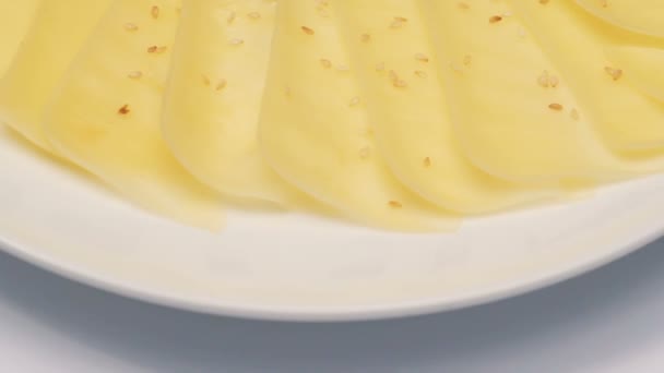 Cierre de plato de bocadillos de queso — Vídeo de stock