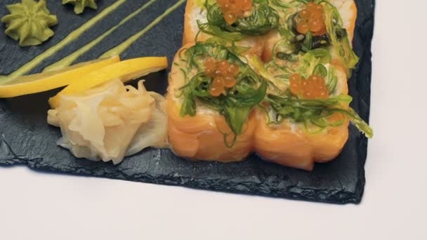 Plato de sushi sobre fondo blanco — Vídeos de Stock