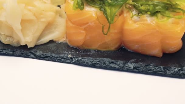 白い背景の上に寿司料理 — ストック動画