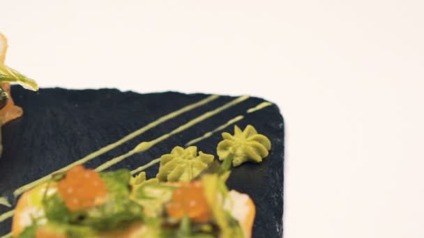 白色背景上的寿司盘 — 图库视频影像