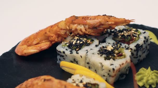 Plato de sushi sobre fondo blanco — Vídeo de stock