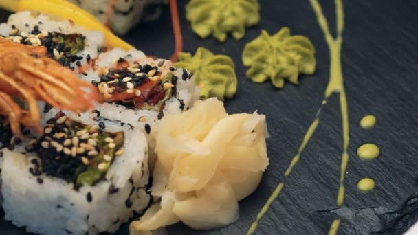 Prato de sushi no fundo branco — Vídeo de Stock