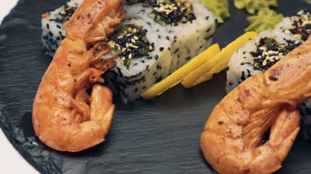 Суши блюдо на белом фоне — стоковое видео