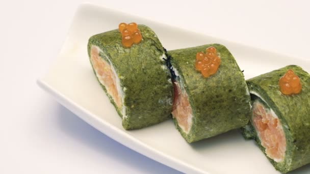 美味鱼子酱寿司的部分 — 图库视频影像