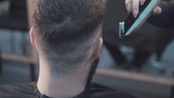 Peluquero afeitando los bigotes en la barbería 4K — Vídeos de Stock