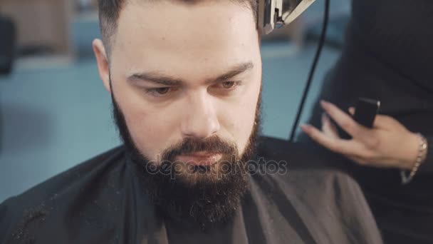 Barbeiro barbeando os bigodes na barbearia 4K — Vídeo de Stock