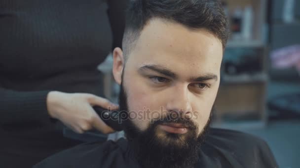 Kapper scheren van het haar in de barbershop 4k — Stockvideo