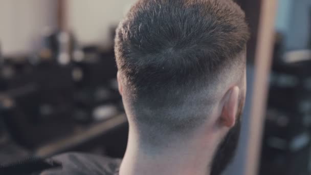 Cortador de cabelo feminino cortando o cabelo masculino na barbearia 4K — Vídeo de Stock