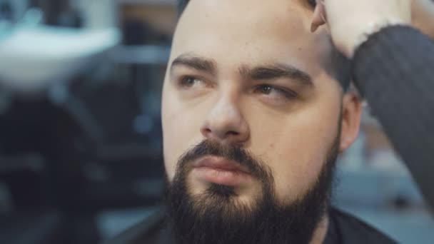 Coupe-cheveux féminin coupant les cheveux masculins dans le salon de coiffure 4K — Video