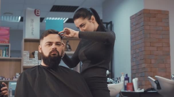 在理发店里 4 k 对男性的理发的女理发 — 图库视频影像