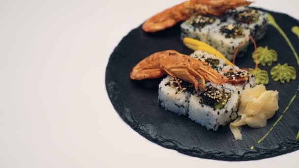 Prato de sushi sobre fundo branco 4K — Vídeo de Stock