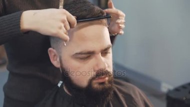 Kadın haircutter berber dükkanı 4 k erkek saç kesme