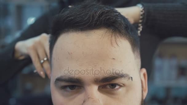 Close up de corte de cabelo feminino cortando o cabelo masculino na barbearia 4K — Vídeo de Stock