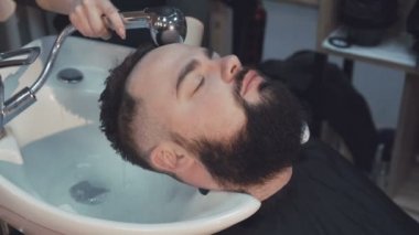 Genç hipster adam onun saç saç salonu yıkanmış olması. 4k