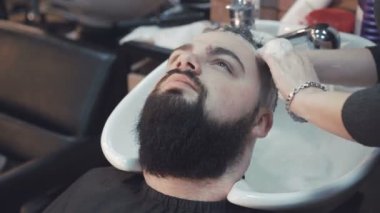 Genç hipster adam onun saç saç salonu yıkanmış olması. 4k