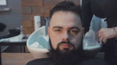 Genç hippi erkek Kuaför yıkanmış onun saçları vardı. 4k