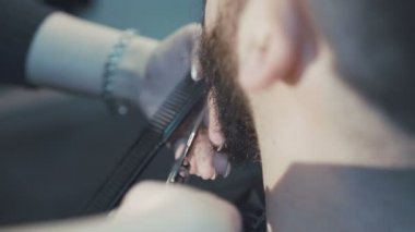 Bayan Kuaför erkek istemcinin 4 k sakal saç keser