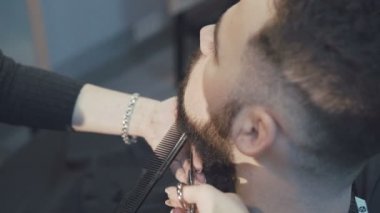 Bayan Kuaför erkek istemcinin 4 k sakal saç keser