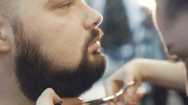Bayan Kuaför erkek istemcinin 4 k sakal saç keser