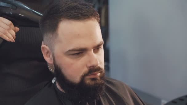 4 k で男性の髪を乾燥 Haircutter — ストック動画