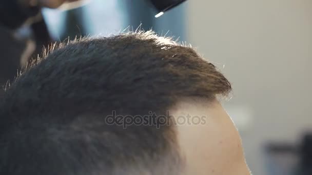 在 4k 的男性头发干燥的理发 — 图库视频影像