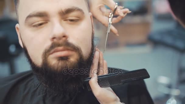 Barbeiro fêmea corta o cabelo da barba do cliente masculino 4K — Vídeo de Stock