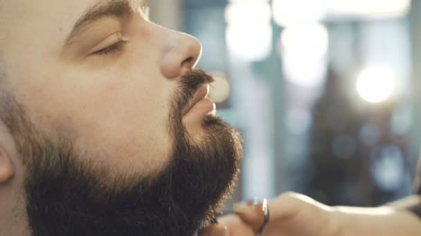 Női fodrász csökkenti a szakáll haj a férfi ügyfél 4k — Stock videók