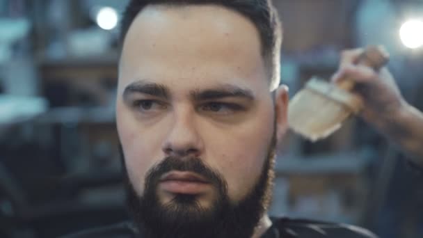 Peluquero hembra que rasca el cabello de la barba masculina con cepillo 4K — Vídeo de stock