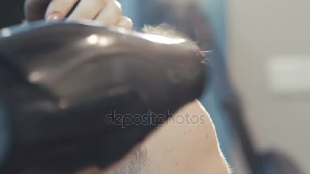 Kvinnliga haircutter torkning manligt håravfall. Långsamt — Stockvideo
