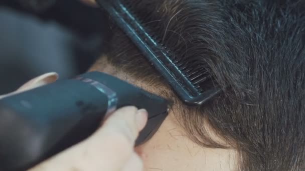Kapper scheren van het haar van het voorhoofd in de barbershop — Stockvideo