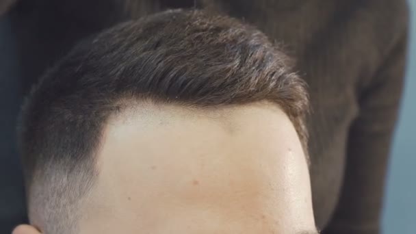 Kvinnliga haircutter korrigera den manliga frisyr i barbershop — Stockvideo