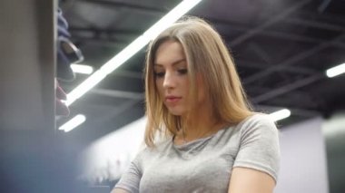 Şık butik giysilerle üzerinde seyir şık kız. 4k