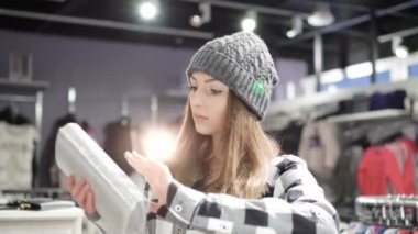 Şık butik debriyaj üzerinde seyir şık kız. 4k