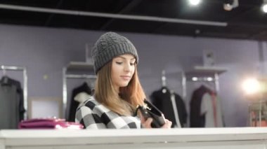 Şık butik çantanızda üzerinde seyir şık kız. 4k