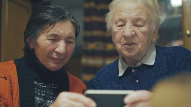 Two very old women speaking on the web chat 4K — Stock Video