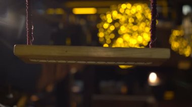 Salıncak hareket halinde Altın ışık arka plan 4k