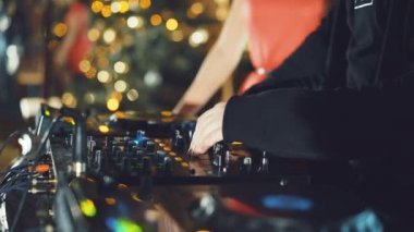 Dj elinde djs Güverte 4 k çeşitli parça denetimlere tweak