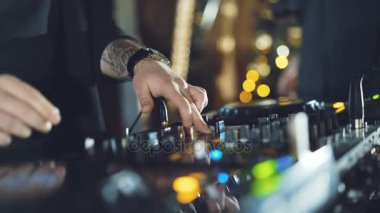 Dj elinde djs Güverte 4 k çeşitli parça denetimlere tweak