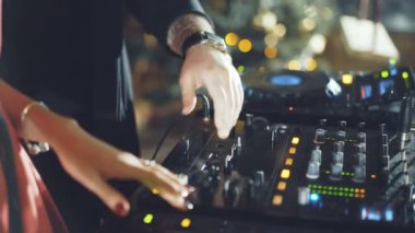 Dj elinde djs Güverte 4 k çeşitli parça denetimlere tweak
