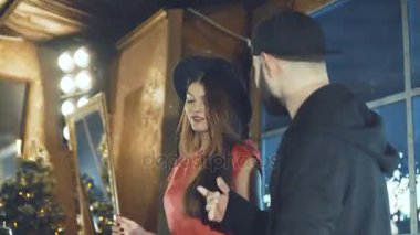 Çekici kız poz ve yakın dans Dj gece kulübü 4 k tava.