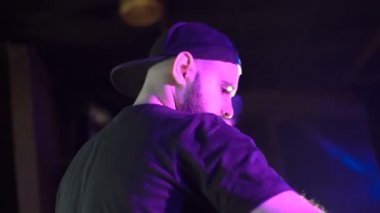 DJ ve pj kitle 4 k için sahnede dans