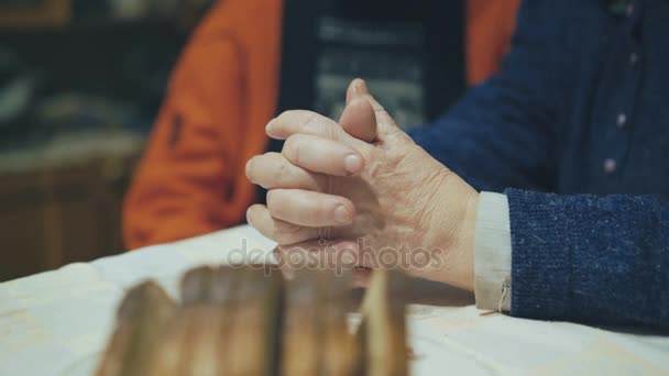 Close-up van oude vrouwen spreken in de kamer 4k — Stockvideo