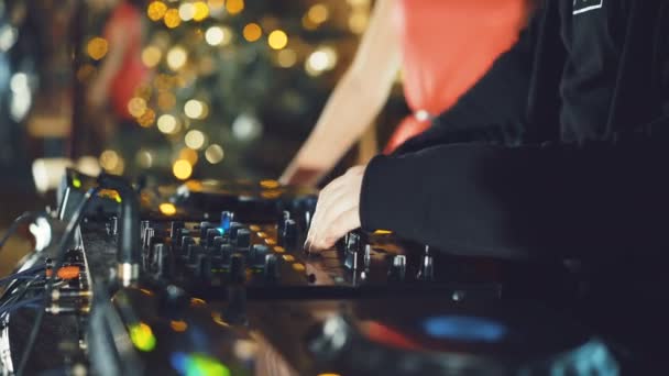 DJ-Hände optimieren verschiedene Track-Steuerungen auf dem DJ-Deck in 4k — Stockvideo