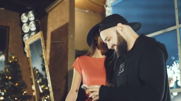 Chica bonita coqueteando con barbudo DJ en el club 4K — Vídeo de stock