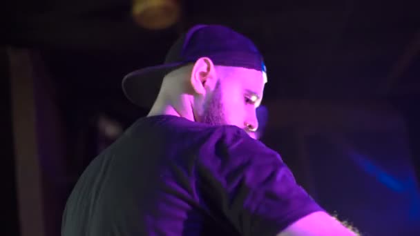 DJ och pj som dansar på scenen för publiken 4k — Stockvideo