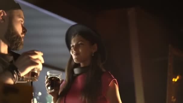 Ди-джей и Пи-Джей танцуют и пьют колу на сцене 4К — стоковое видео